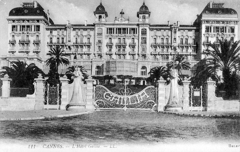 Cannes. - L'Hôtel Gallia. [Vue de la façade sud avec la clôture et la grille d'entrée du parc], vers 1918.