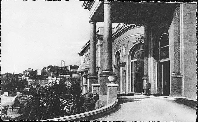 [Casino de Cannes - La façade sur la mer. Vue partielle rapprochée prise sous le portique.] Avant 1930.