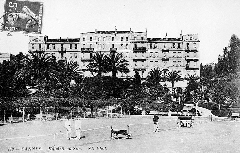 Cannes. Hôtel Beau-Site. [Vue d'ensemble prise du sud depuis les tennis.], vers 1914.