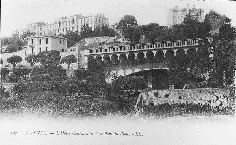 Cannes. - L'Hôtel Continental et le Pont du Riou, [vers 1900].