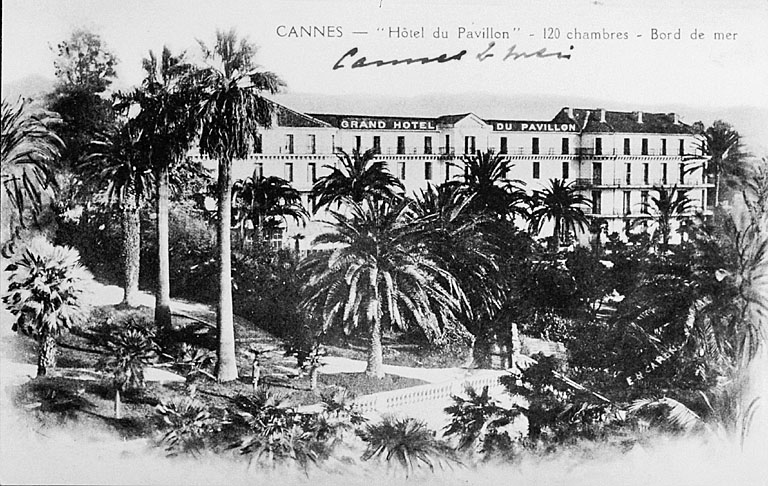 Cannes - "Hôtel du Pavillon" - 120 chambres - Bord de mer. [Vue d'ensemble prise du sud.], [vers 1920].