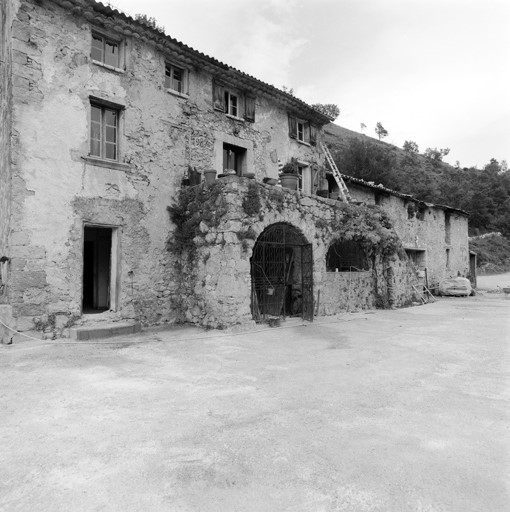 Vue des facades antérieures.