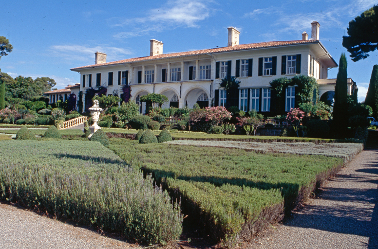 Château de la Garoupe, architectes Ernest George et Alfred Bowman Yeates, 1907. Caractère pittoresque.