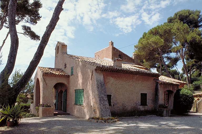 La maison. Elévation sud. Vue de volume partielle prise du sud-est.