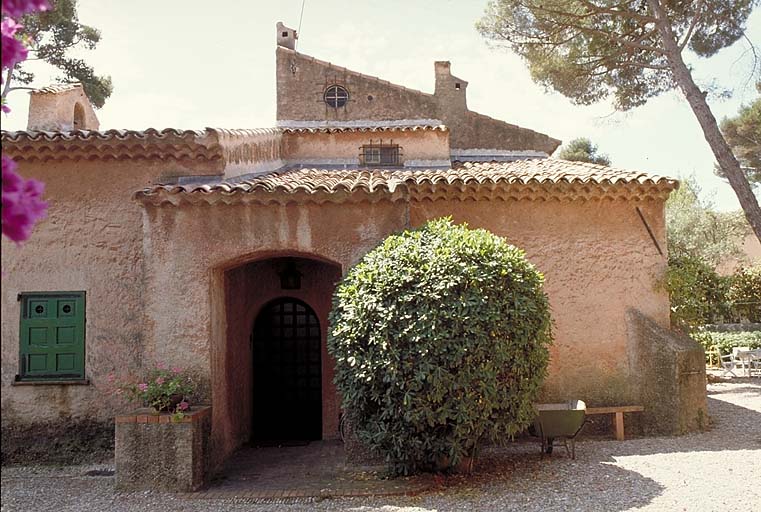 La loge du gardien. Elévation nord-est avec le portail du garage.