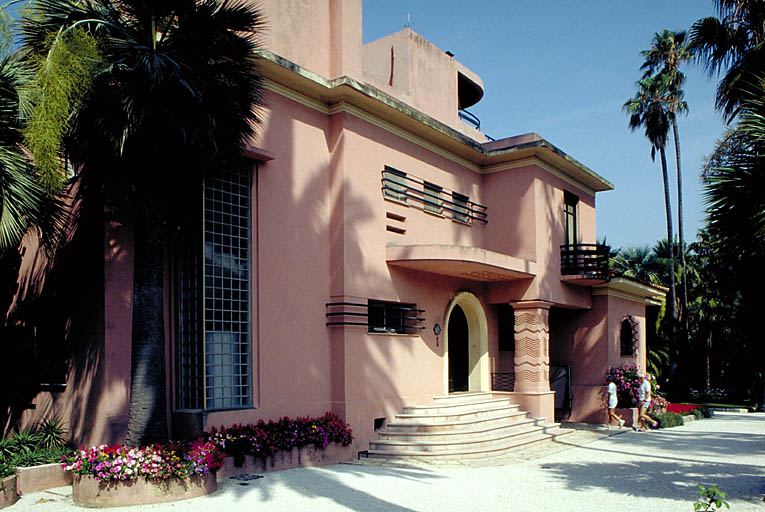 Façade antérieure est. Vue de volume prise du portail du jardin.