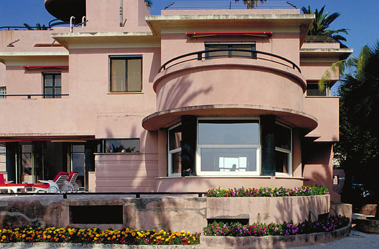 Façade ouest vers la mer. Oriel semi-circulaire de la salle à manger vu de l'ouest.