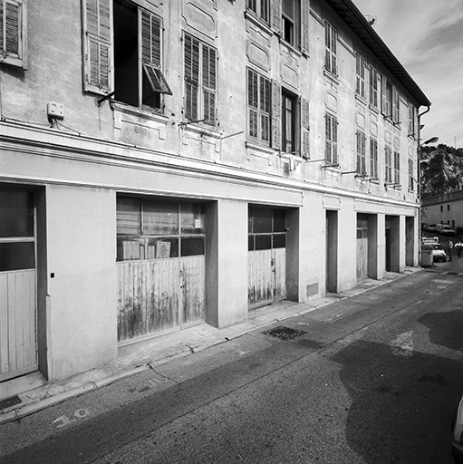 Vue d'ensemble de la façade est, depuis le sud.
