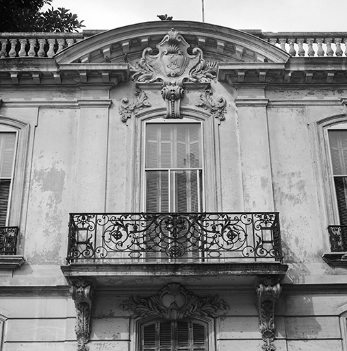Détail : balcon et fronton du pavillon sud situé à l'entrée, depuis l'est.