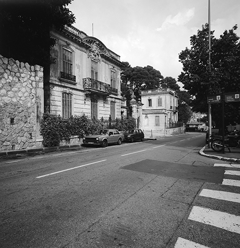 Vue d'ensemble du portail encadré des deux pavillons de gardien, depuis l'est.