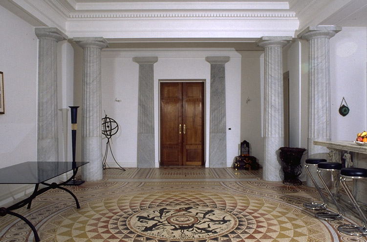 Vue d'ensemble du vestibule au rez-de-chaussée, depuis la porte d'entrée.