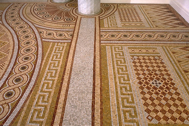 Détail : portion de mosaïque située dans l'angle nord-ouest du vestibule, depuis l'ouest.