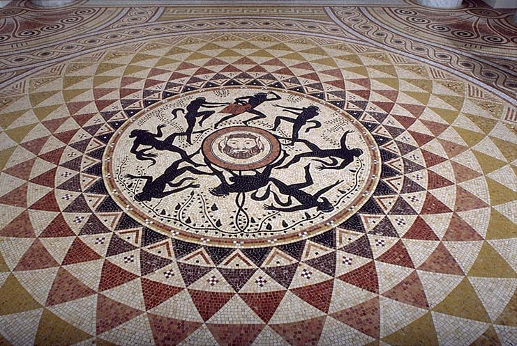 Détail : la mosaïque du vestibule, au rez-de-chaussée.