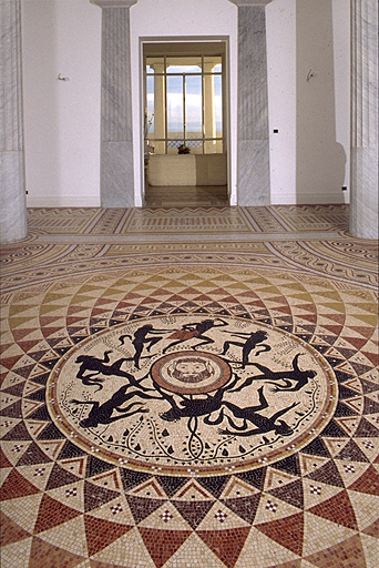 Vue d'ensemble du vestibule au rez-de-chaussée, depuis la porte d'entrée.