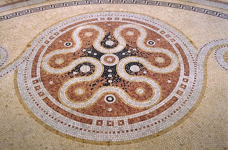 Détail : médaillon central de la mosaïque de la loggia du rez-de-chaussée.