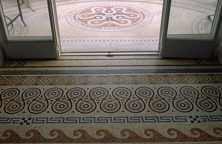 Détail : portion de la mosaïque située de part et d'autre de la porte ouvrant depuis le grand salon sur la loggia, depuis le grand salon.