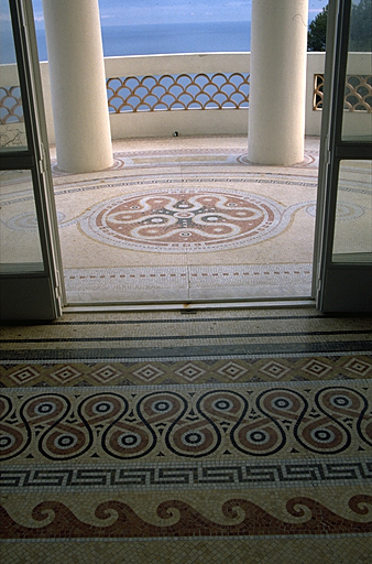 Détail : portion de mosaïque située au devant de la baie ouvrant depuis le grand salon sur la loggia, depuis le nord-ouest.