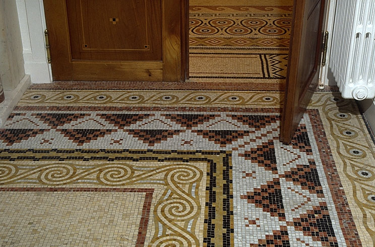 Détail : portion de mosaïque située au devant de la porte du cabinet de travail - bibliothèque ouvrant sur le grand salon