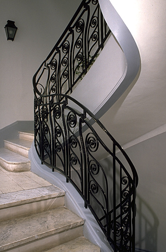 Détail : la rampe en ferronnerie de l'ancien escalier de maître, au niveau du rez-de-chaussée.