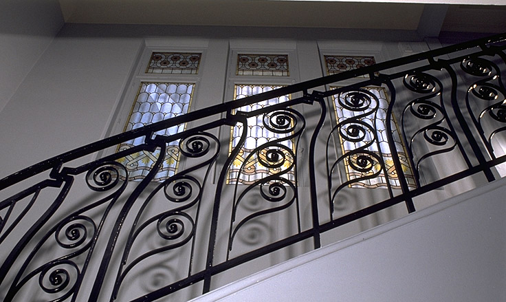 Détail : ferronnerie de la rampe de l'ancien escalier de maître, au niveau du premier étage.
