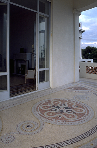 Détail : portion de la mosaïque située sur la loggia, au devant devant de la porte.