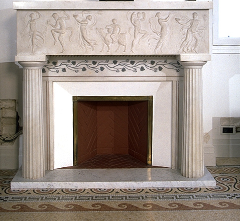 Détail : cheminée située dans le grand salon au rez-de-chaussée, vue de face.
