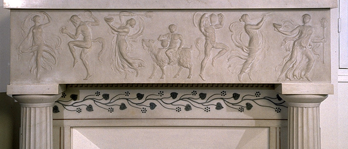 Cheminée située dans le grand salon, vue de face.