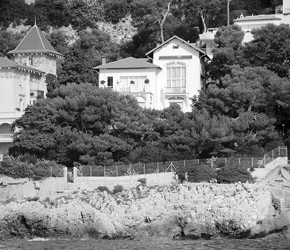 Vue d'ensemble de la façade sud, depuis la mer.