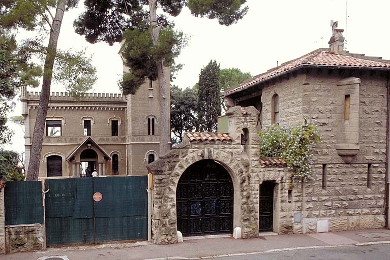 La villa, le portail et la conciergerie. Vue de volume prise du sud-est pendant les travaux de rénovation.