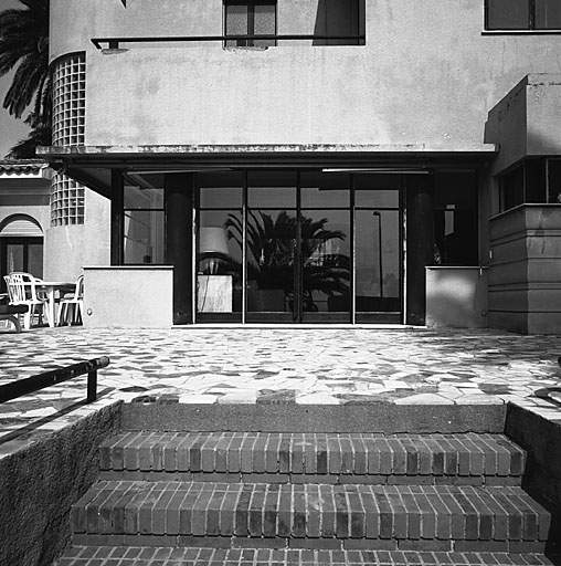 Façade ouest vers la mer. Baie vitrée du salon sur la terrasse.