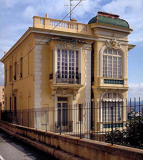 Fig. 142     Façades dune villa qualifiée déclectique rythmées par une logette et deux oriels.