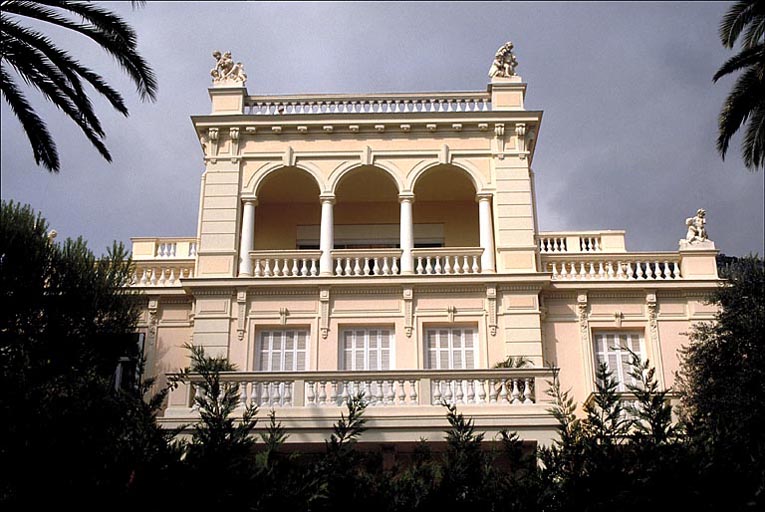 Vue d'ensemble de la façade sud, depuis le sud.