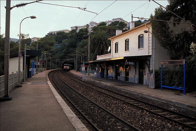 Vue d'ensemble de la façade sud, depuis l'est.