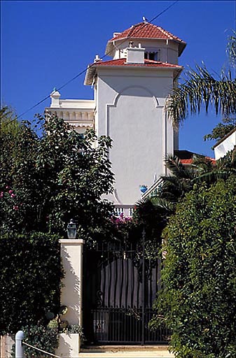 Vue d'ensemble de la façade ouest, depuis l'ouest.