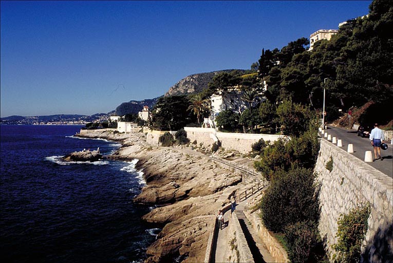 Vue d'ensemble du Sentier du Bord de Mer depuis l'extrémité ouest de la parcelle 49 de la section AI.