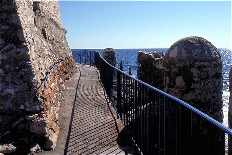 Vue d'une portion du Sentier du Bord de Mer située au nord de la pointe du Cap Mala, depuis le nord.