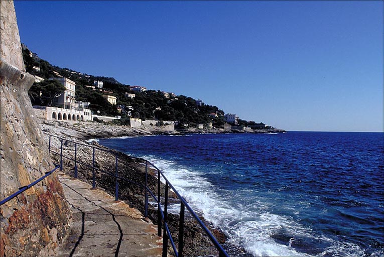 Vue d'ensemble d'une portion du Sentier du Bord de Mer située au sud de la pointe du Cap Mala, depuis le sud.