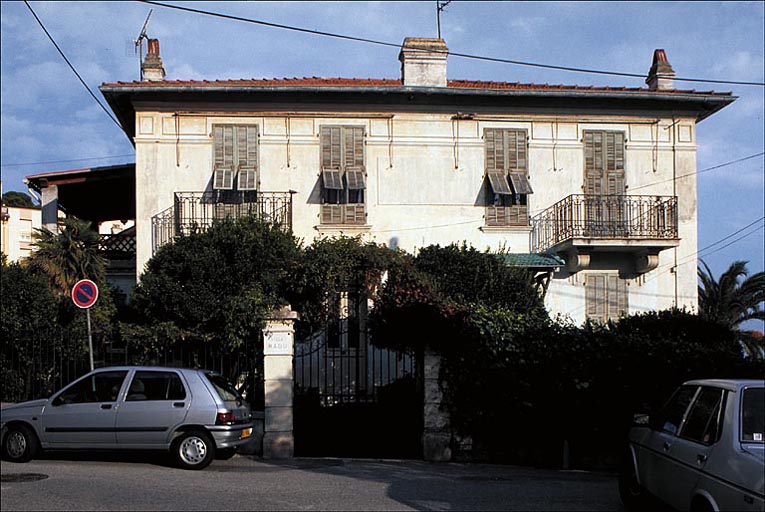 Fig.      Vue densemble dune maison jumelle qualifiée dordinaire.