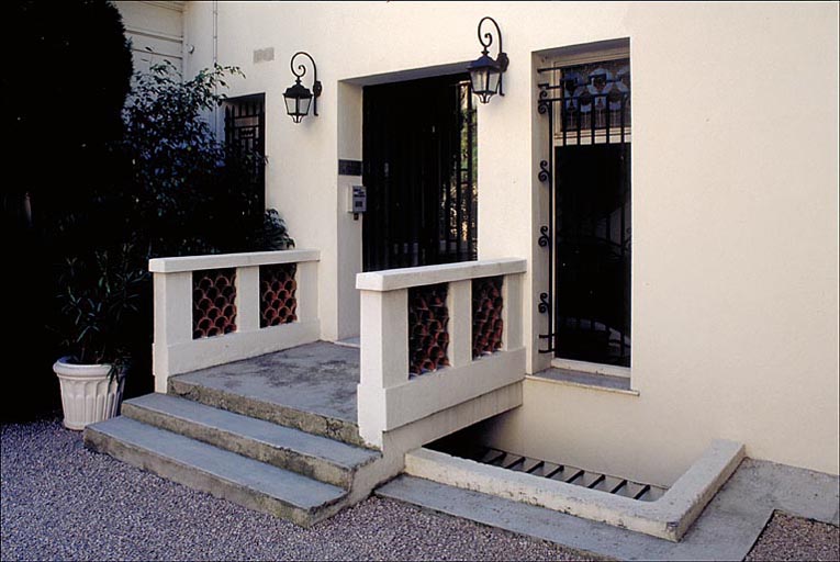 Détail : cour anglaise éclairant les communs et porte ouvrant à l'origine sur l'escalier de service.