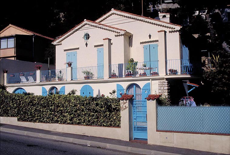 Vue d'ensemble de la façade sud, depuis le sud.