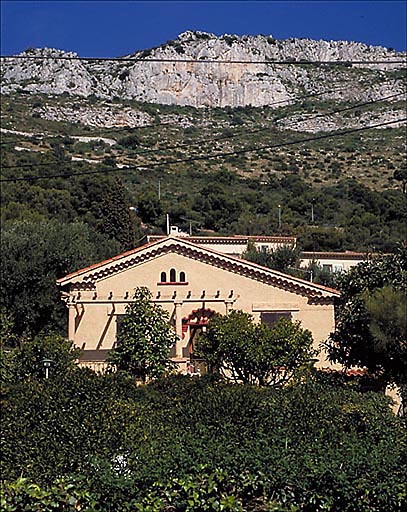 Fig.      Vue densemble dune villa qualifiée dordinaire.