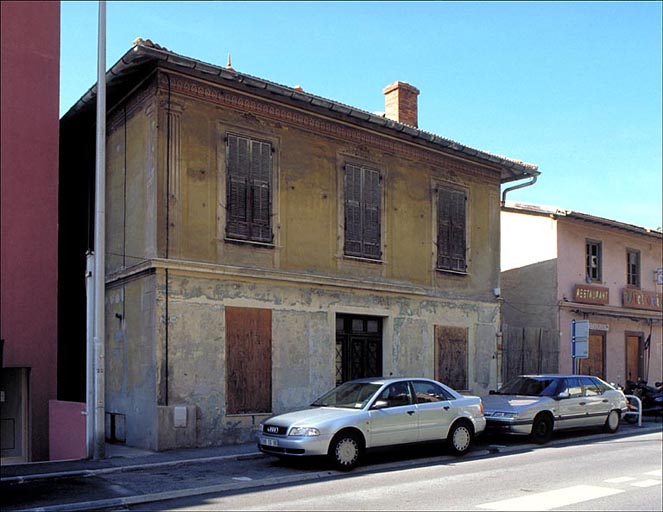 Fig. 151      Vue densemble dune villa qualifiée dordinaire. ; Maison située au 118, avenue du 3 Septembre (1986 AI 150) . Vue d'ensemble de la façade nord, depuis le nord-est.