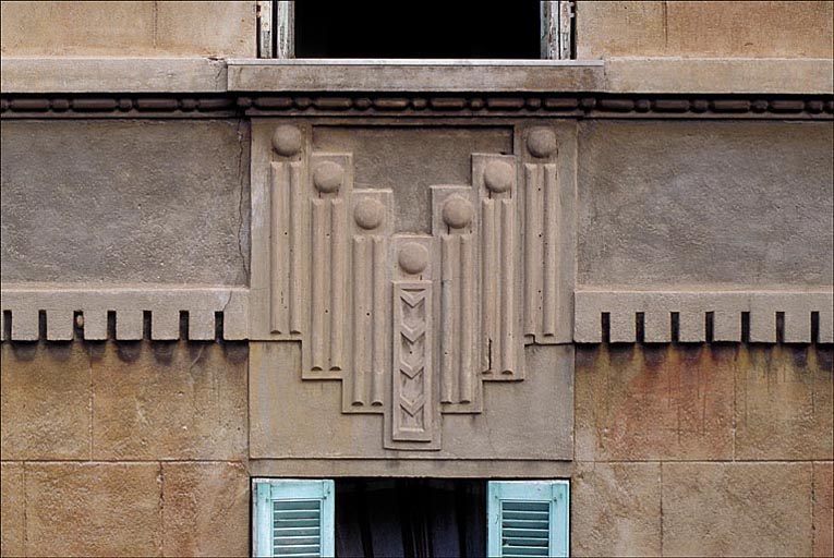 Détail : décor sculpté sous l'appui d'une fenêtre située à l'étage supérieur sur la façade ouest, depuis l'ouest.