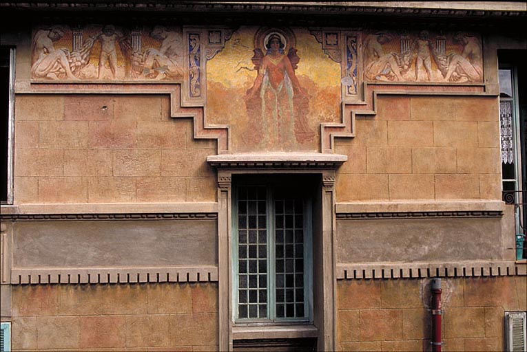 Vue d'ensemble de la frise d'entablement dominant la travée de l'escalier sur la façade ouest, depuis l'ouest.