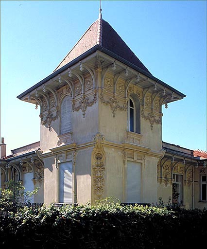 Cap d'Ail. Villa éclectique avec tour belvédère (villa Paloma).