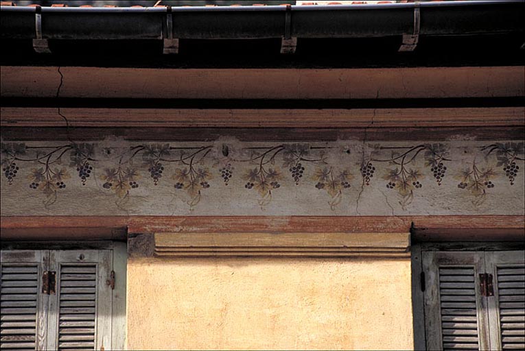 Fig. 161     Vue partielle dune frise peinte située au niveau de lentablement dune maison  construite dans le 1er quart du 20e siècle. ; Détail : frise d'entablement polychrome situé sur la façade sud-est de la villa.