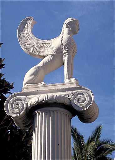 Détail : sphinx situé sur l'une des colonnes du portail, au nord de la villa.