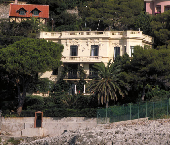 Fig. 50     Vue densemble dune villa qualifiée déclectique couronnée dune balustrade.