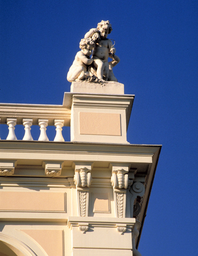 Détail : groupe sculpté dominant l'angle sud-est de l'étage en surcroît, depuis le sud.