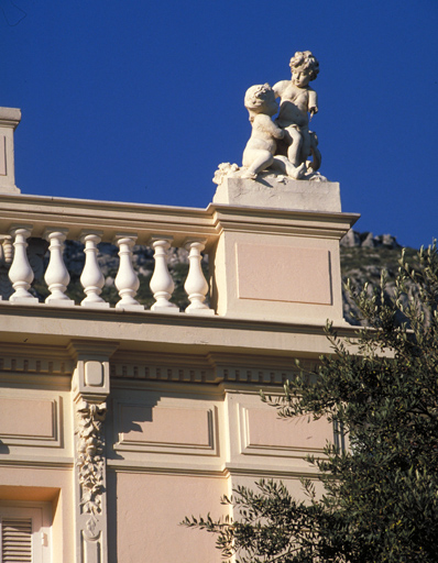 Détail : groupe sculpté dominant l'angle sud-est de la façade sud, depuis le sud.